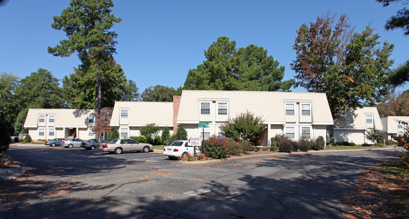 Colony Pines in Virginia Beach, VA - Building Photo