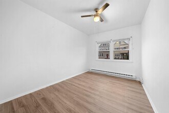 40 W 52nd St in Bayonne, NJ - Foto de edificio - Building Photo