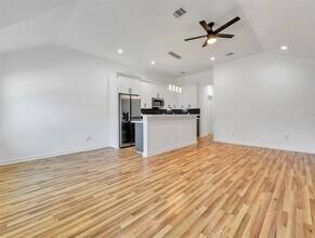 7323 Iwo Jima Rd-Unit -B in Houston, TX - Building Photo - Building Photo