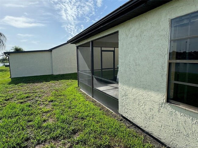 2398 SE Breckenridge Cir in Port St. Lucie, FL - Foto de edificio - Building Photo