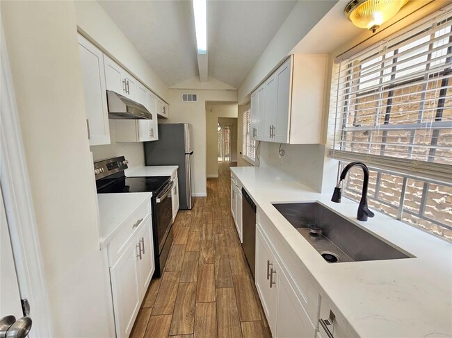 6308 N 1st St in Bellaire, TX - Foto de edificio - Building Photo