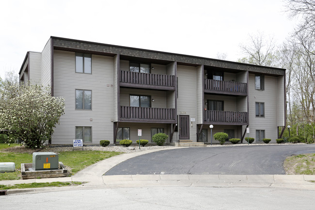 Country Trails Apartments in Decatur, IL - Building Photo - Building Photo