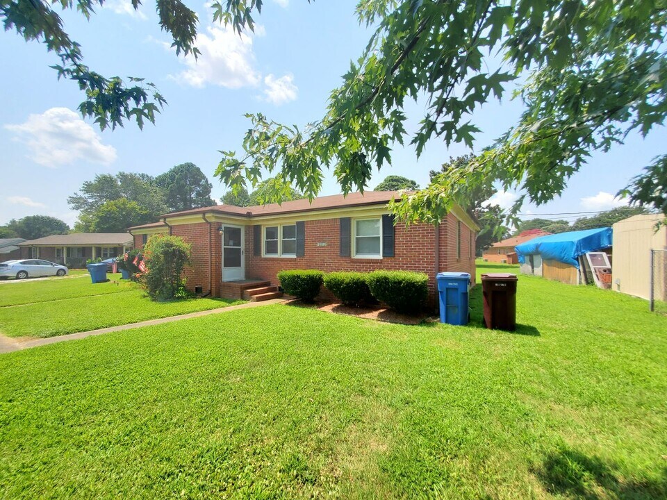800-802 Hillwell Rd in Chesapeake, VA - Building Photo