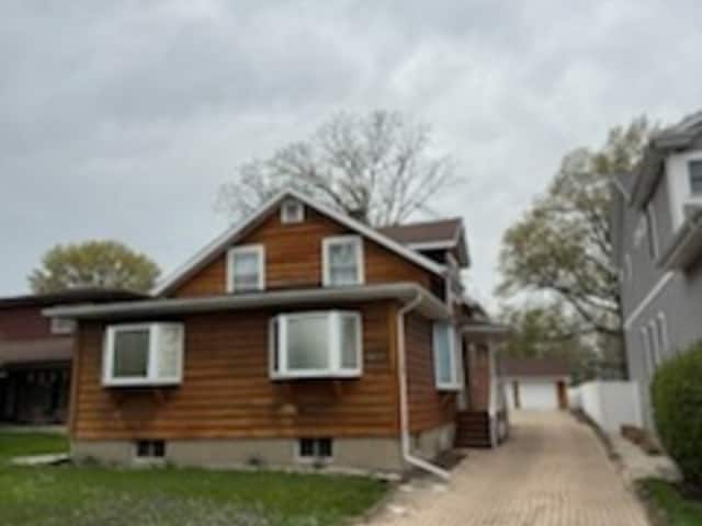 property at 4614 Gilbert Ave