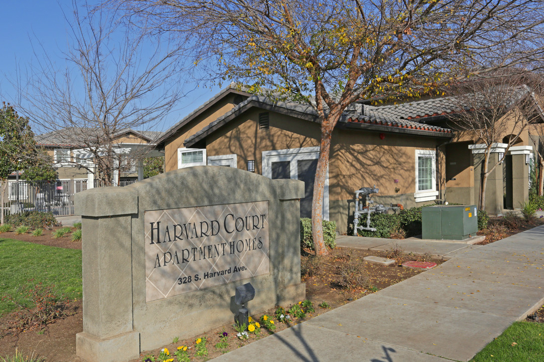 Harvard Court in Lindsay, CA - Building Photo