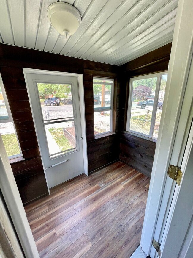 113 W 3rd St-Unit -113 W 3rd St in Cle Elum, WA - Foto de edificio - Building Photo