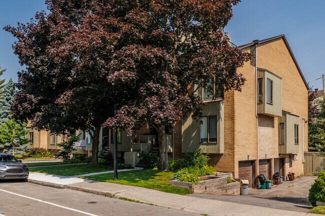 12467 Odette-Oligny Rue in Montréal, QC - Building Photo - Building Photo