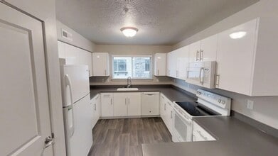 1700 S Sandhill Rd in Orem, UT - Foto de edificio - Building Photo