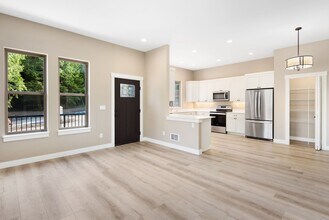 425 W Lake Samish Dr in Bellingham, WA - Building Photo - Building Photo