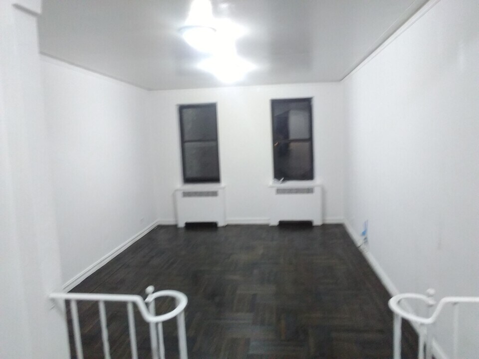 315 W 21st St in New York, NY - Building Photo