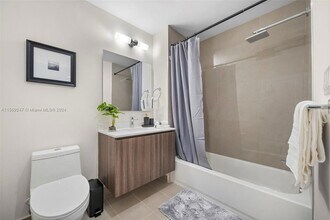 1938 Jackson St, Unit 306 in Hollywood, FL - Building Photo - Building Photo