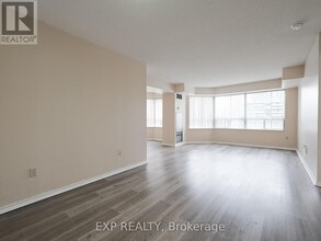 335-335 Webb Dr in Mississauga, ON - Building Photo - Building Photo