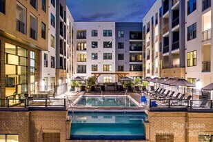 101 W Morehead St in Charlotte, NC - Building Photo