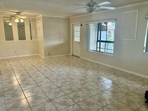 536 Shady Pine Way in Greenacres, FL - Foto de edificio - Building Photo