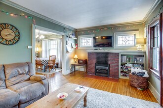 8 Regent St, Unit 2 in Rochester, NY - Foto de edificio - Building Photo