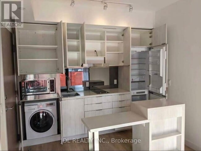 215 Queen St W in Toronto, ON - Building Photo - Building Photo