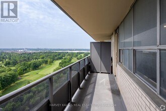 2000 Sheppard Ave W in Toronto, ON - Building Photo - Building Photo