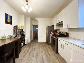 104 Thompson St in Raritan, NJ - Building Photo - Building Photo