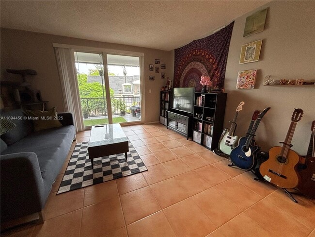 3650 Inverrary Dr in Lauderhill, FL - Building Photo - Building Photo