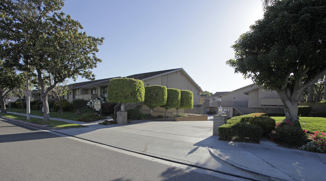 Nutwood Park Apartments in Anaheim, CA - Foto de edificio - Building Photo