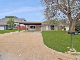 6707 NW Compass Dr in Lawton, OK - Building Photo