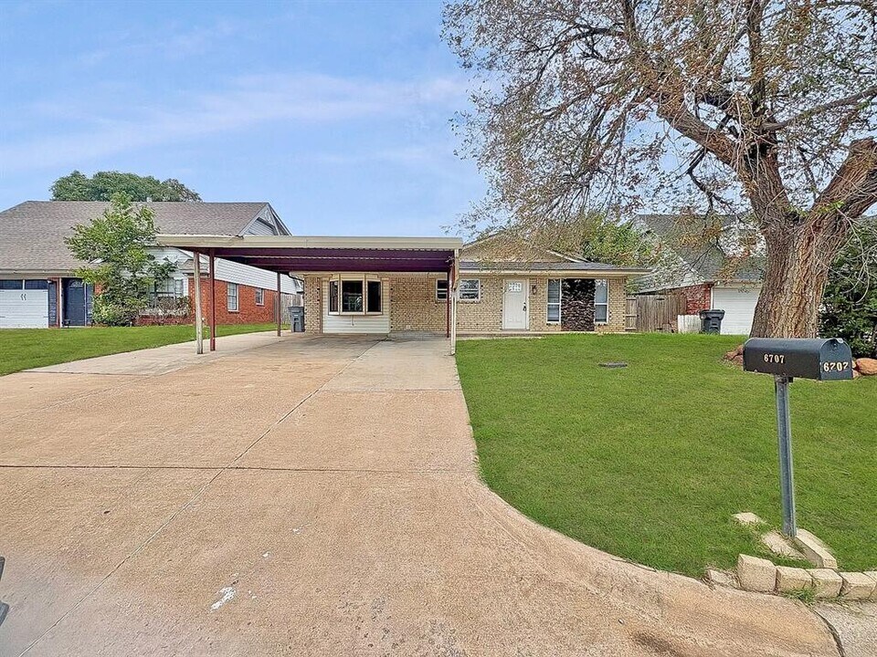 6707 NW Compass Dr in Lawton, OK - Building Photo