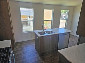 573 E Sullivan St in Coalinga, CA - Building Photo - Building Photo