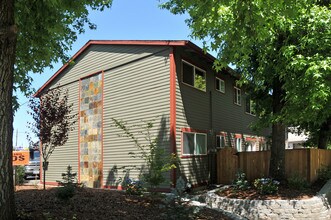 University Commons Apartments in Portland, OR - Building Photo - Building Photo