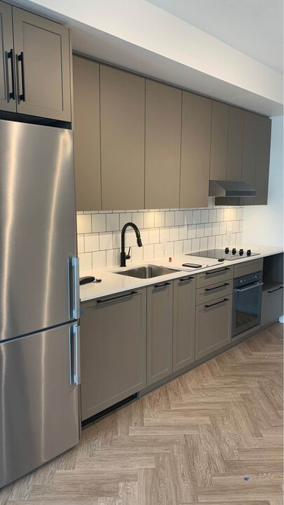 9228 Slopes Mews in Burnaby, BC - Building Photo