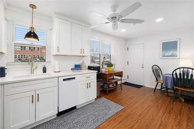 70 Carroll Ave, Unit 2 in Newport, RI - Building Photo - Building Photo