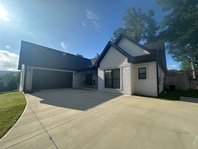 property at 605 Remington Ct SE