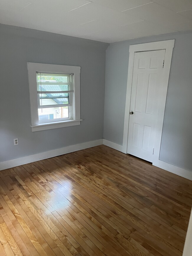 53 Gilford Ave, Unit 1 in Laconia, NH - Foto de edificio - Building Photo