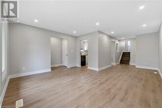 8059 Aintree Dr in Niagara Falls, ON - Building Photo - Building Photo
