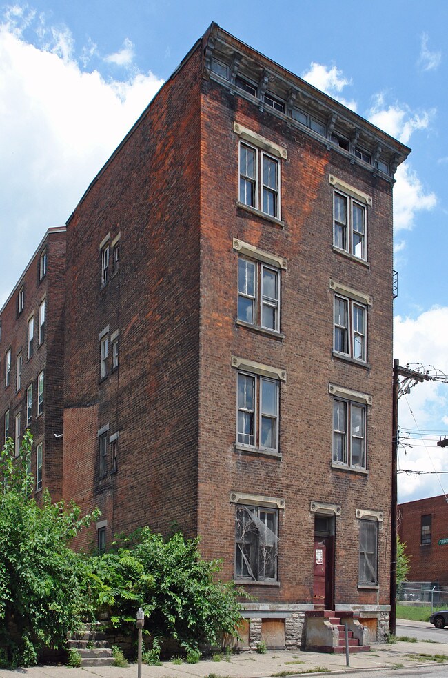 26 E McMicken Ave in Cincinnati, OH - Foto de edificio - Building Photo