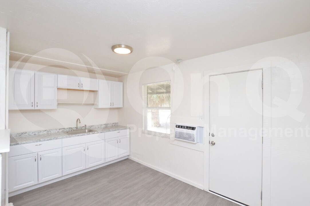 7040 Grand Ave in Glendale, AZ - Building Photo