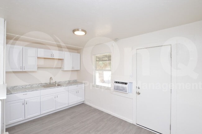 7040 Grand Ave in Glendale, AZ - Building Photo - Building Photo