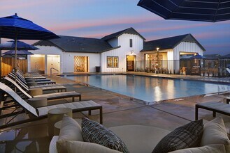 Sierra Vista in Vacaville, CA - Foto de edificio - Building Photo