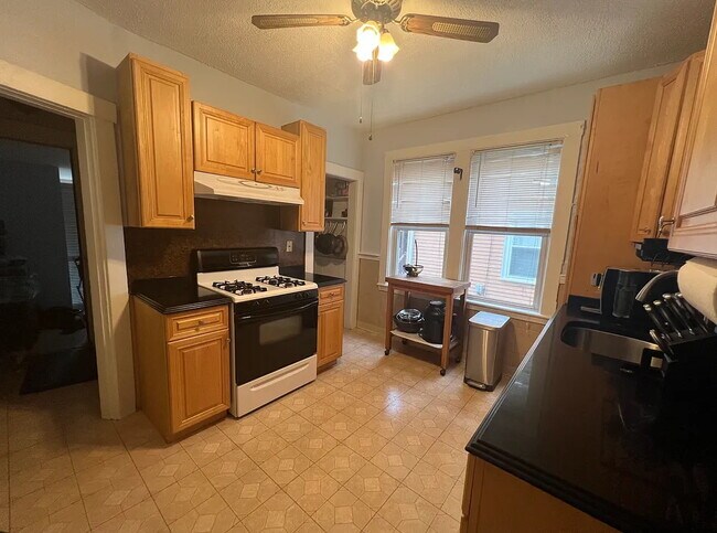112 W Adams St, Unit 112 in Somerville, MA - Building Photo - Building Photo