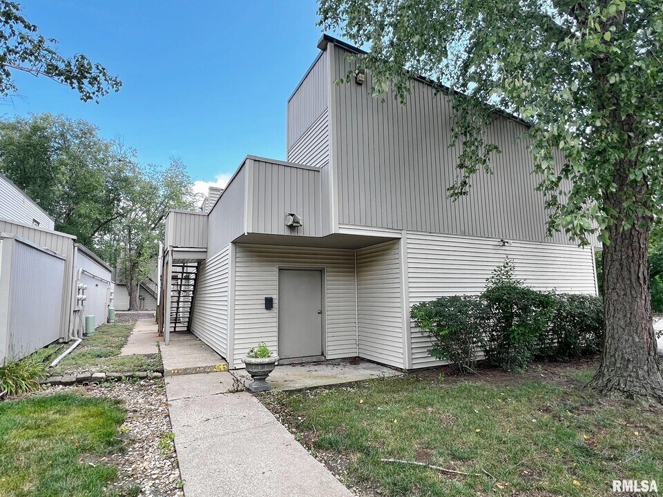 6809 N Frostwood Pkwy in Peoria, IL - Building Photo