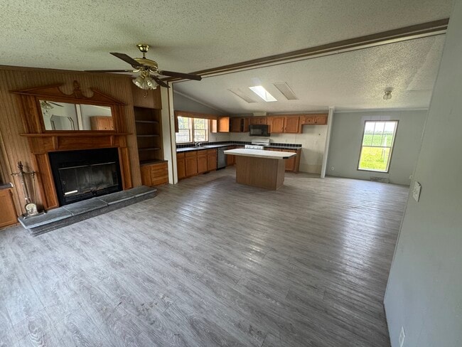 310 Timberridge Dr E in Oakwood, IL - Building Photo - Building Photo