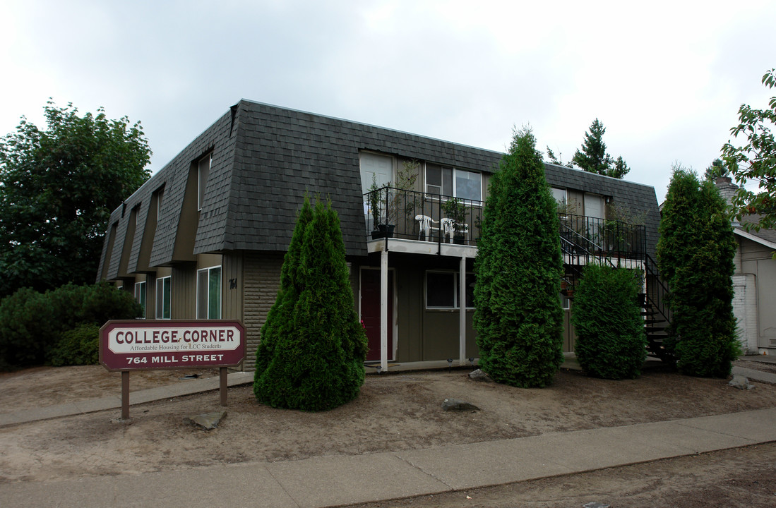 College Corner in Springfield, OR - Building Photo