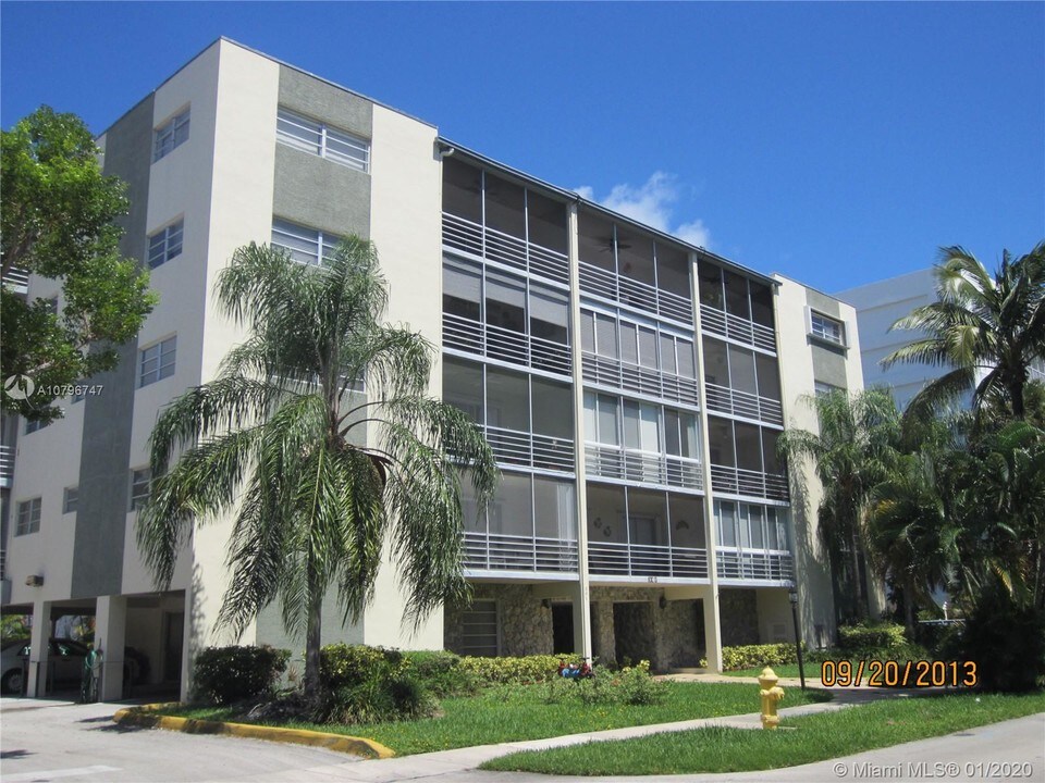301 Sunrise Dr-Unit -5C in Key Biscayne, FL - Foto de edificio