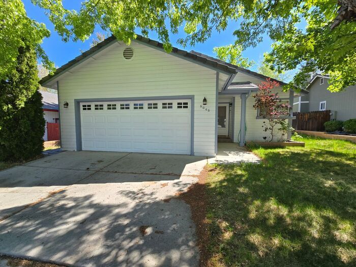 5042 Canyon Run Dr in Sparks, NV - Foto de edificio