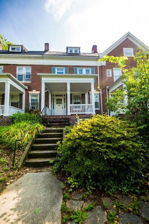 330 E University Pkwy in Baltimore, MD - Building Photo