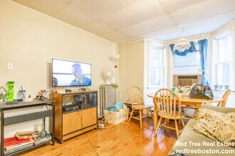 28 Monmouth St, Unit 1 in Boston, MA - Foto de edificio - Building Photo
