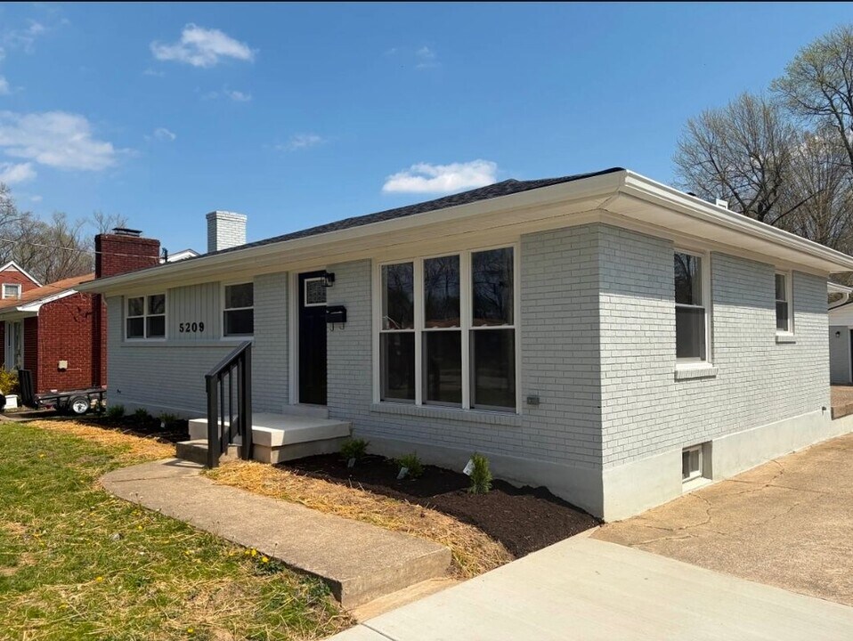 5209 Eugene Way in Louisville, KY - Foto de edificio