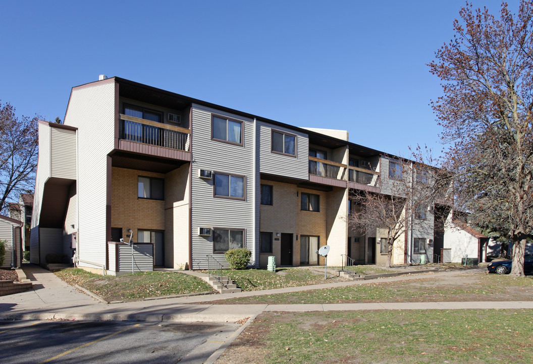 Dover Hill Apartments in Golden Valley, MN - Building Photo