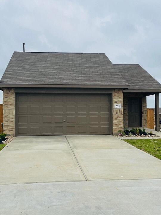 621 Roaring Fls Dr in Willis, TX - Building Photo