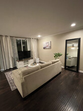 4915 Tyrone Ave, Unit Apt 227 in Sherman Oaks, CA - Building Photo - Building Photo