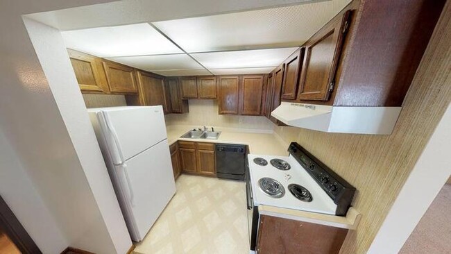 1727 N Grandview Ln in Bismarck, ND - Building Photo - Building Photo